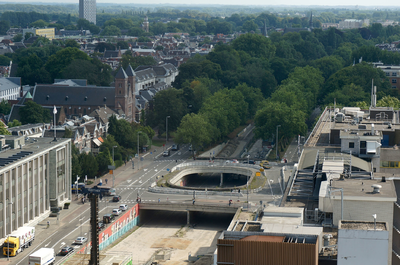 821434 Overzicht van de voormalige Catharijnebaan te Utrecht, vanaf de woonflat Radboudveste, uit het noordwesten, met ...